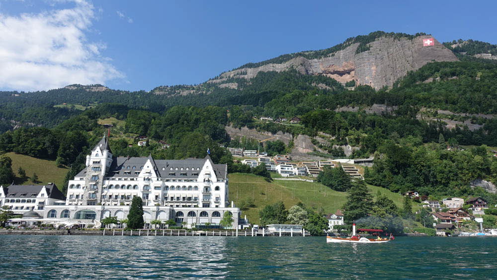 0105 25-06-2017 Vitznau, Liberty Belle, Hotel Park und Schweizerfahne 30x30m