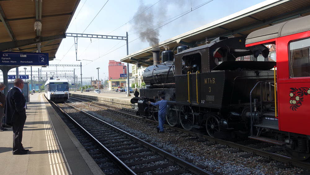 0107 05-05-2018 Bhf Romanshorn, Ed 3-5 #4 MThB, Dampf-Pendelzug nach Arbon