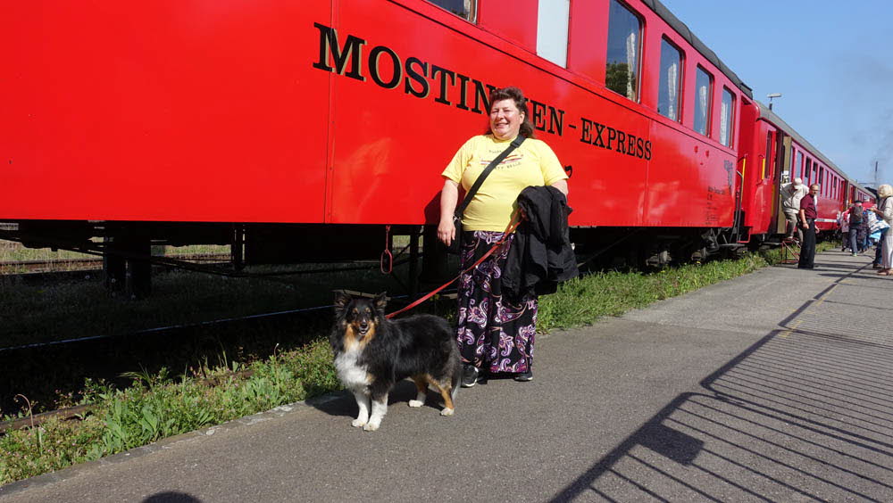0111 05-05-2018 Bhf Arbon, Martha mit Bella vor Dampf-Pendelzug