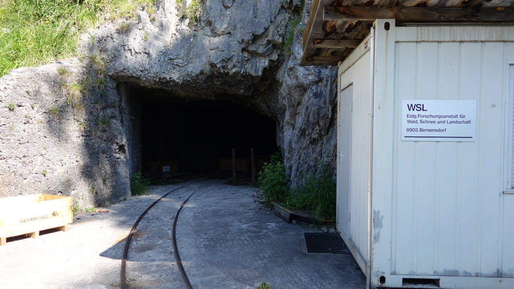 0574 21-07-2015 Walenstadt, ehem Steinbruch Lochezen, Schachteinfahrt