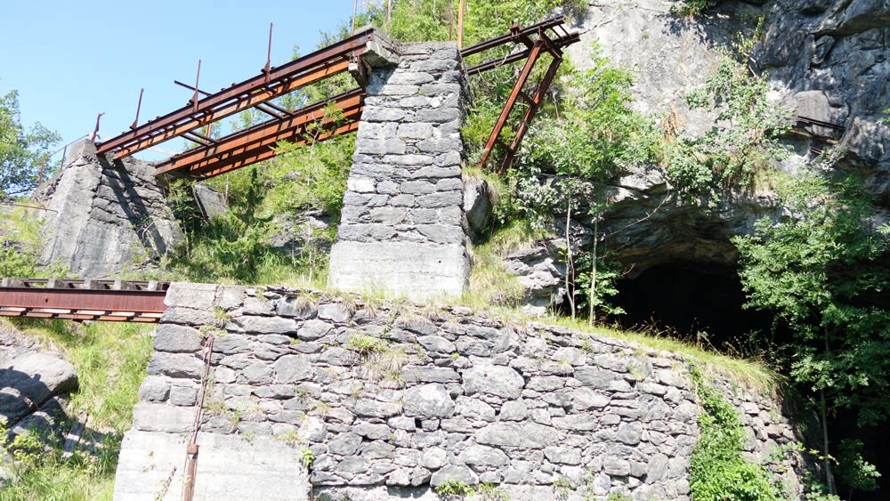 0594 21-07-2015 Walenstadt, ehem Steinbruch Lochezen, Schienenanlage für Abwurf